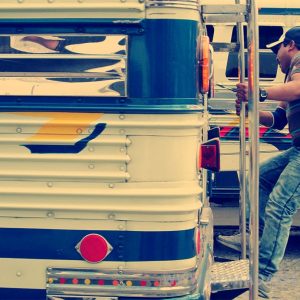 Camiones Polleros o Chiquen Bus Guatemaltecos: Adrenalina y Contaminación Folklorica