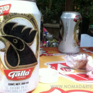 Comiendo en un comedor de Guatemala con cerveza Gallo