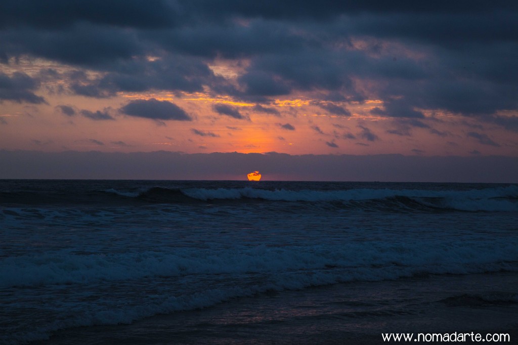 Ecuador, cosas que debes saber de Ecuador, viajando por latinoamerica, atardecer en montañita