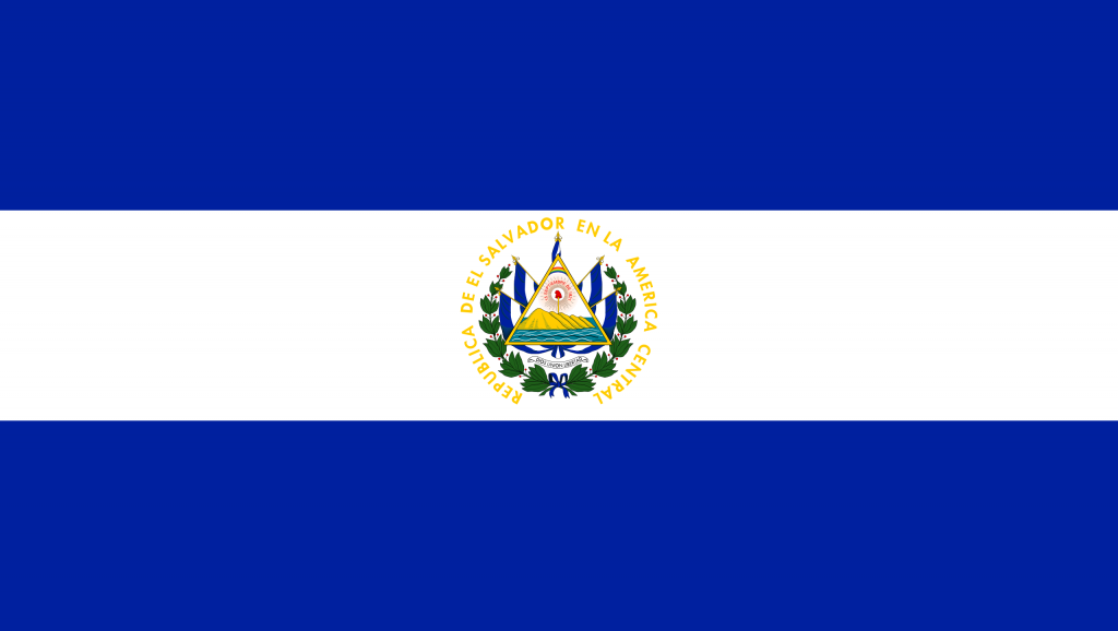Bandera de El Salvador viajando por Latinoamérica en automóvil