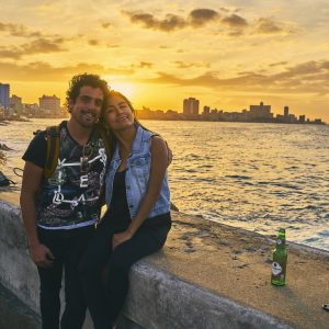 viajeros enamorados y pareja viajera