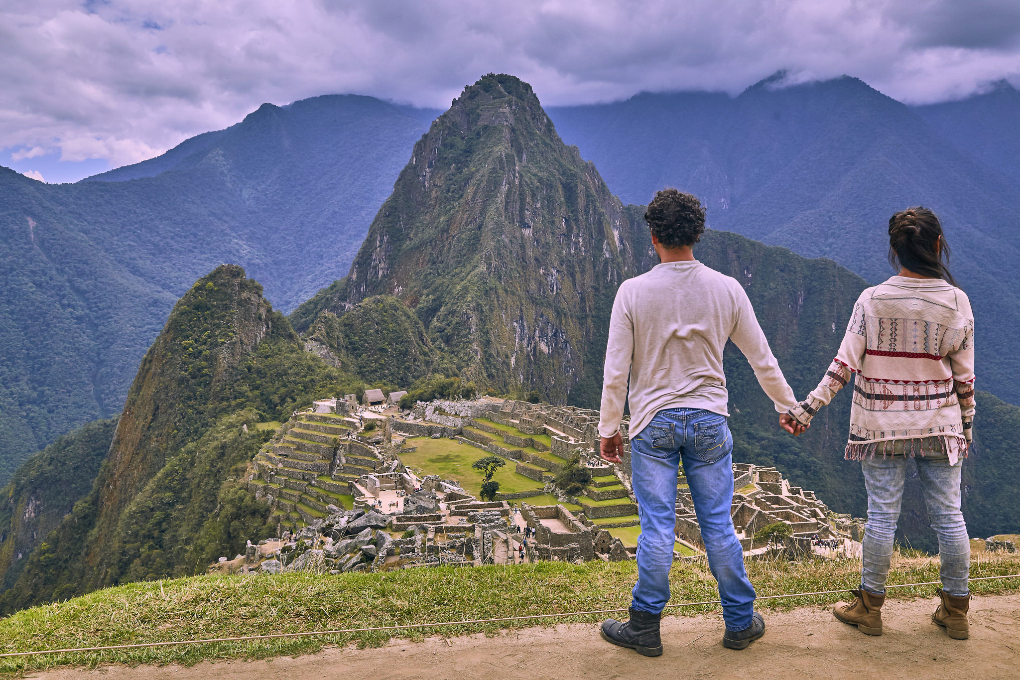 pareja viajera en machu pichu