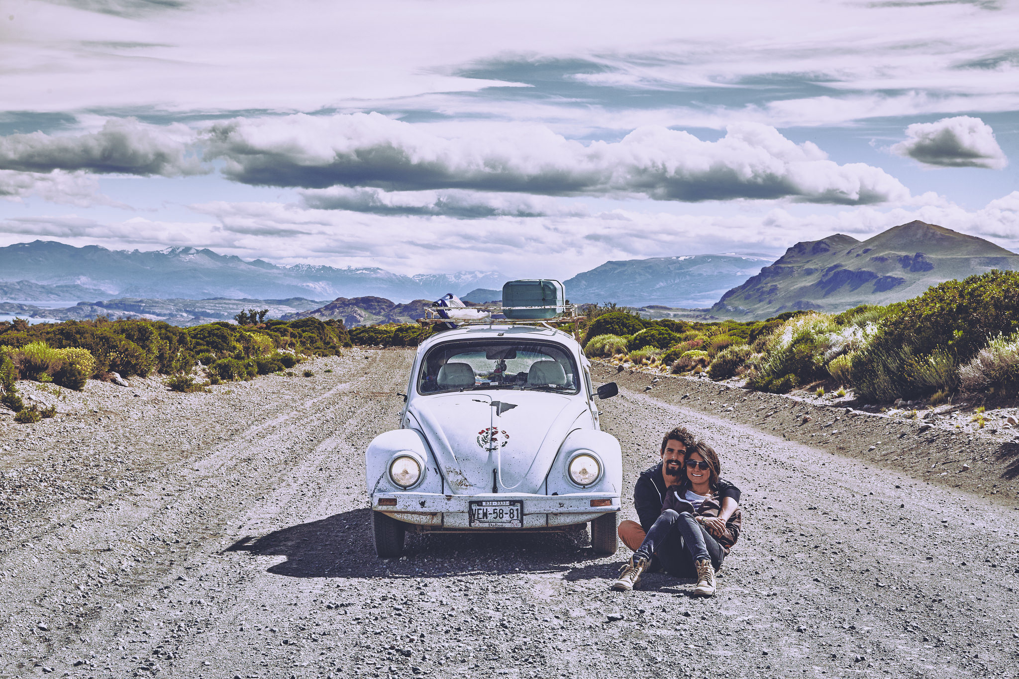 pareja viajando en latinoamerica en un vocho