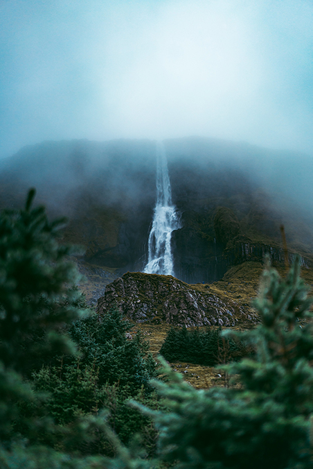 La característica neblina de Bjarnarfoss en Islandia
