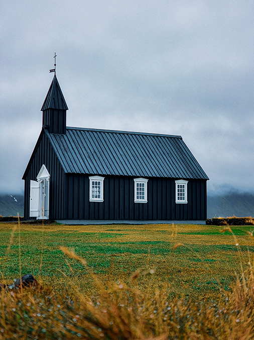 Búðakirkja es de las iglesias más peculiares que verás en el mundo y en Islandia
