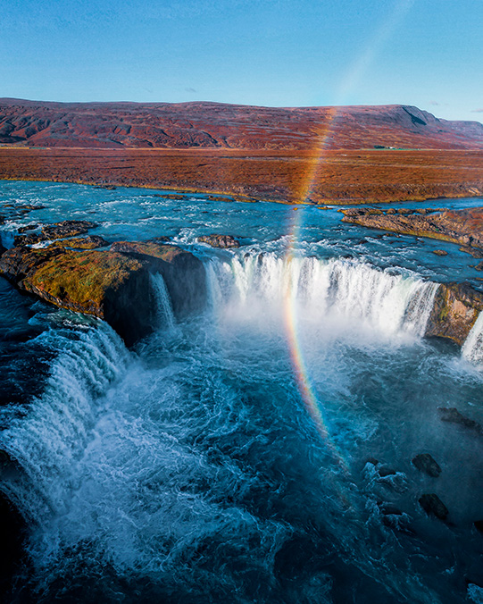 Goðafoss es de las cascadas más bellas que verás en Islandia y si tienes suerte puedes ver el arcoiris caer