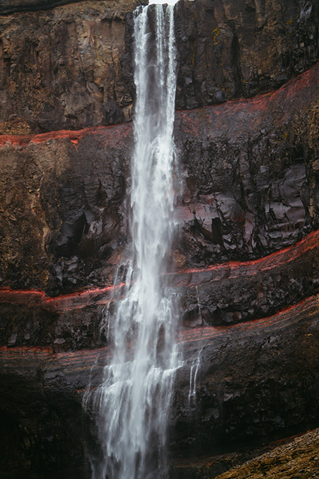 Hengifoss es la segunda cascada más alta de Islandia y debes agregarla en tu viaje de 10 días por Islandia
