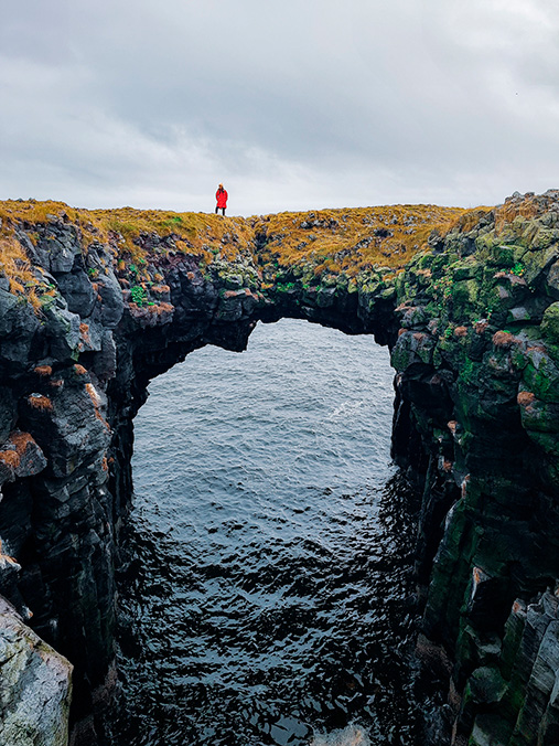 Camina por Stone Bridge en Islandia solo disfrutando del paisaje que te brinda este relajante lugar
 