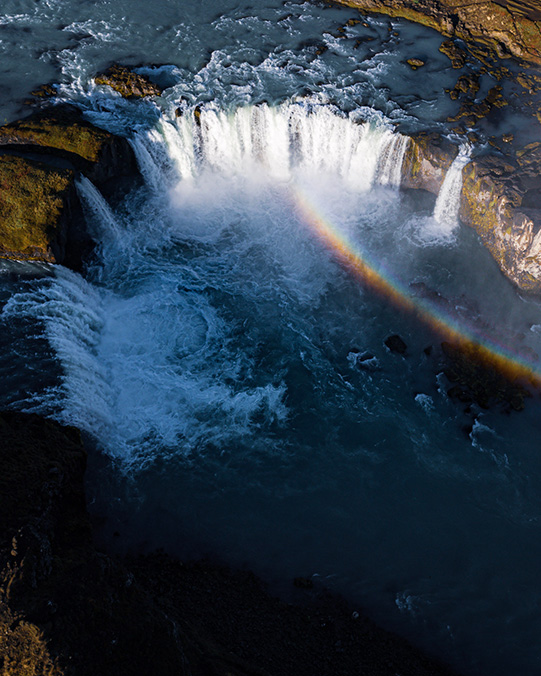 Goðafoss desde arriba con un arcoíris magnífico como protagonista 

