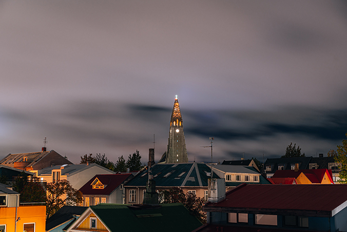 Fotografía de noche de la capital del país de Reikiavik en Islandia
