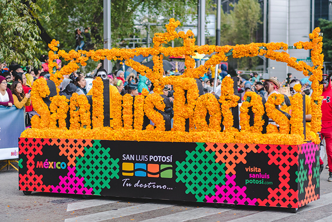 Carro alegórico que participó en el desfile del día de muertos en la CDMX