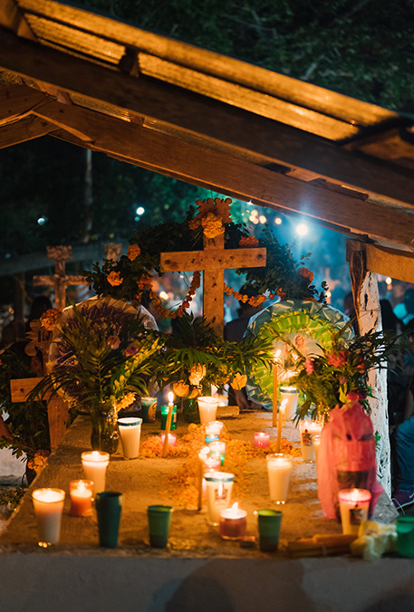 así es como se adorna las tumbas, se acostumbra a visitarlas el último día de la celebración del xantolo 