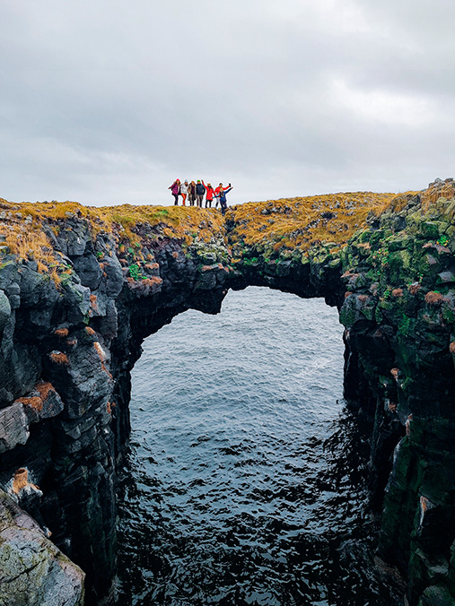 Captura un momento inolvidable en Islandia en Stone bridge con tus amigos