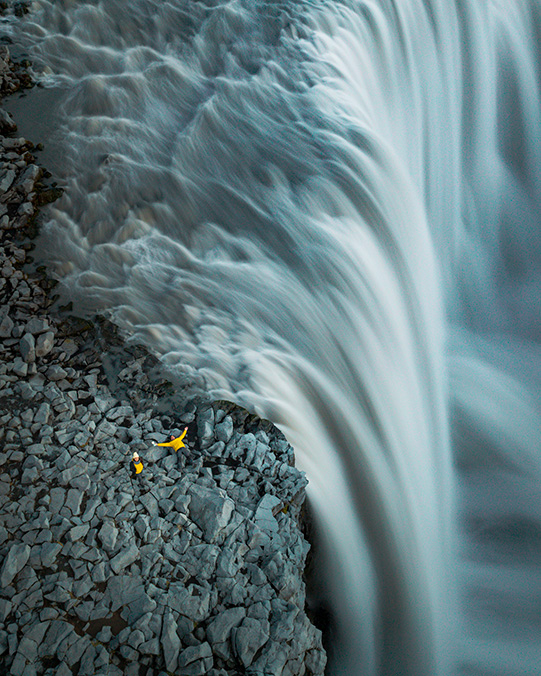 Disfrutando de la cascada dorada de Gullfoss en Islandia con Cyn
