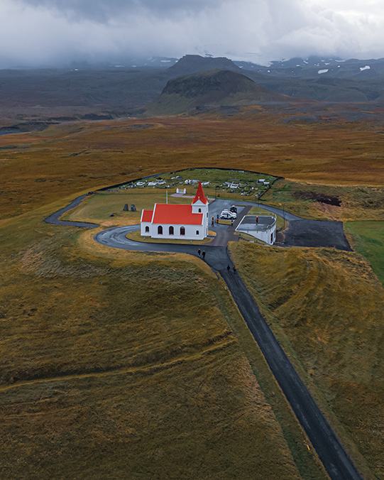 Ingjaldshóll cuenta con una historia impresionante que se remonta en 1903, es una de las iglesias más importantes de Islandia y se encuentra en la colina.