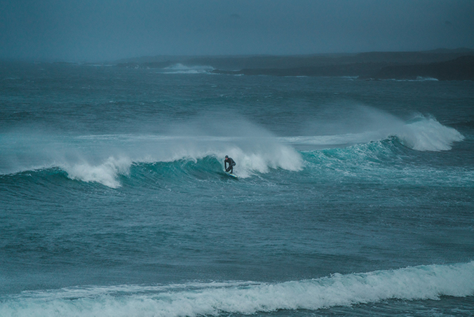 Surf en la playa de Sandvík en Islandia 
