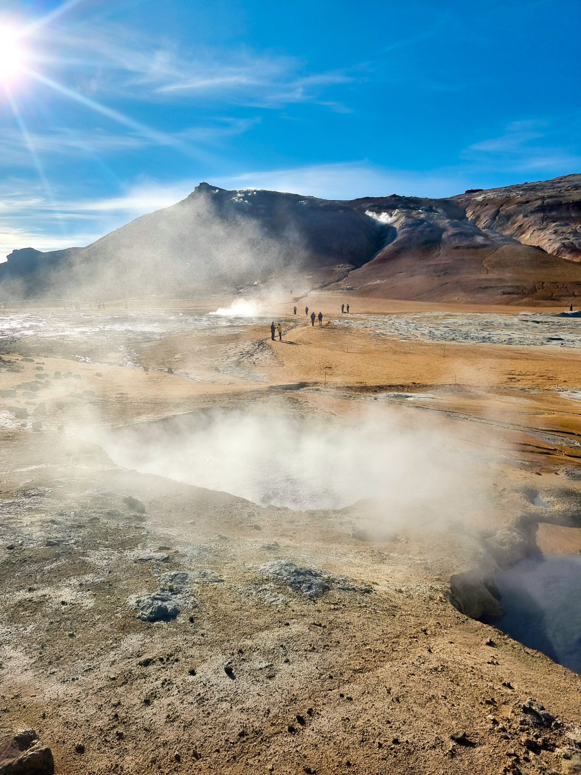 El sol en su máximo esplendor en el bello Heverir en Islandia acompañado de un deleitante vapor 
