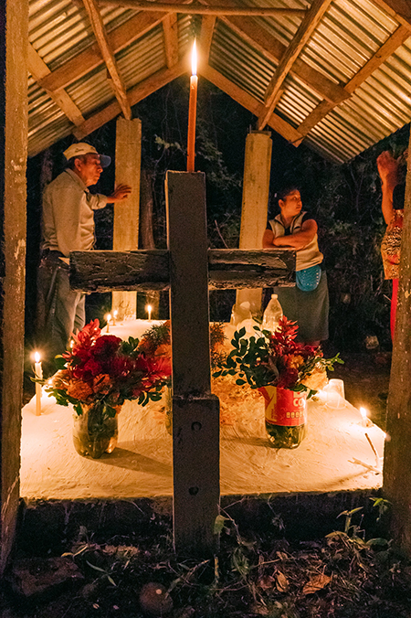 el xantolo también se celebra en el cementerio llevando ofrendas y adornando las tumbas de los familiares