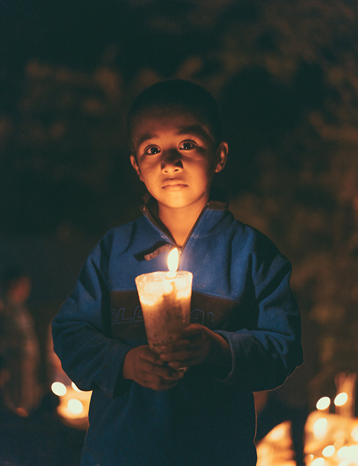 los niños también participan en los preparativos de los altares y visitan a sus familiares al cementerio para comenzar con el xantolo