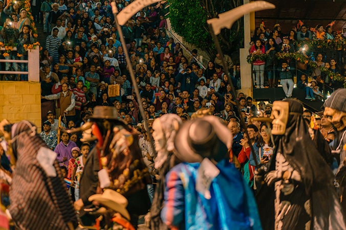 la gente disfrutando de las danzas y el espectáculo del xantolo