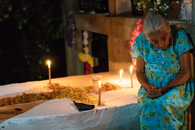 la noche es para compartir y celebrar visitando las tumbas de nuestros difuntos