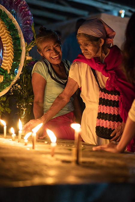 Los vecinos comparten de las ofrendas que han puesto en el altar para luego degustarlas ,es parte de lo que se vive en el xantolo