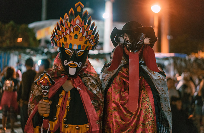 los hombres se disfrazan y hacen danzas para el xantolo