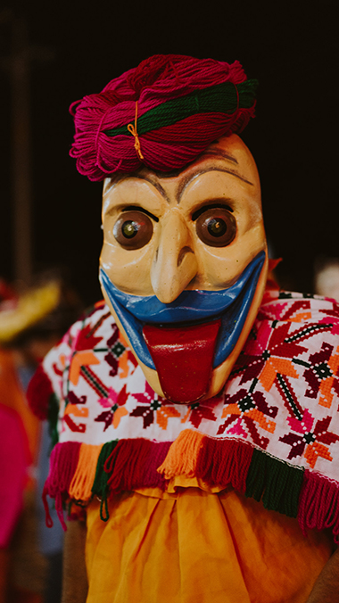 son las máscaras que utilizan en la danza y son hechas de madera, talladas a mano