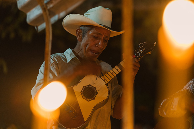 hay musica y se toca la preferida de los difuntos