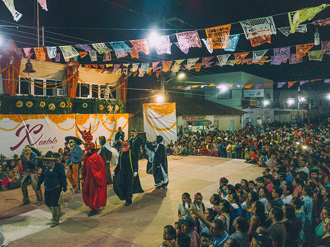 dan inicio al xantolo con la tradicional danza de las comparsas