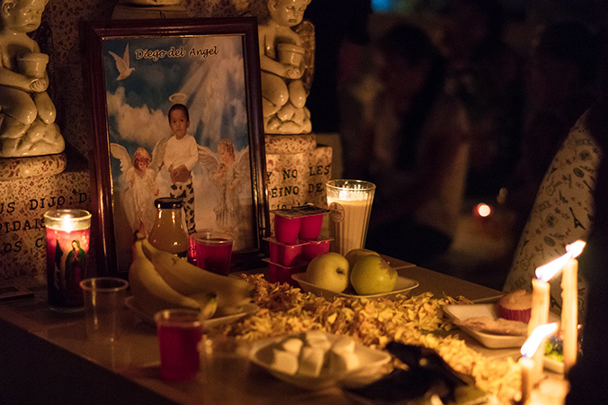 manera en que adornan un altar de un niño