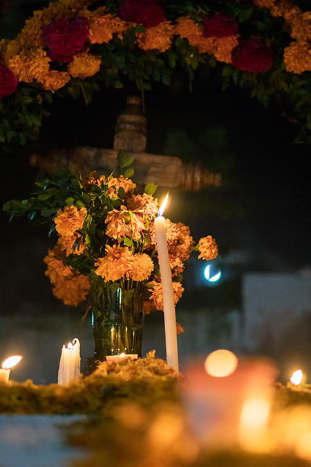 La flor de cempasúchil es de los elementos más importantes en un altar