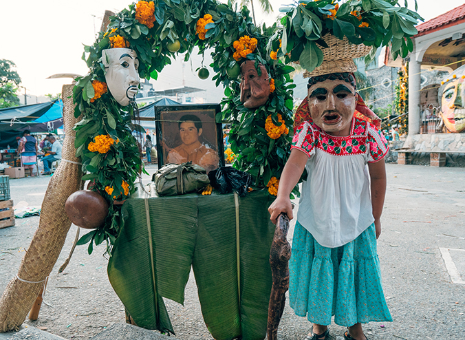 La fiesta de Xantolo comienza preparando el altar para recibir a las almas de los difuntos