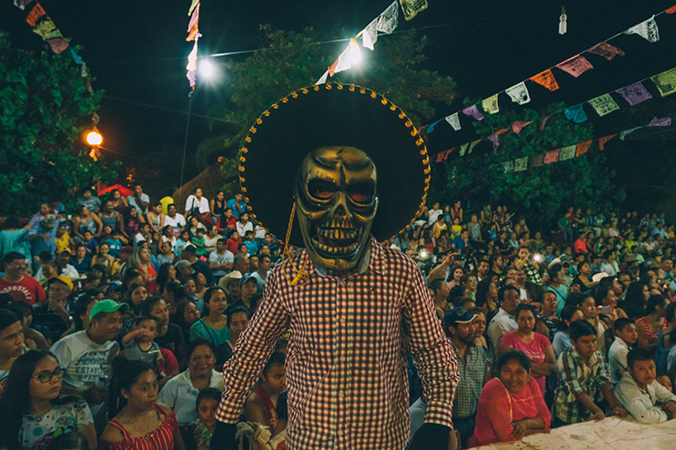 miles de turistas visitan los municipios en donde se lleva a cabobo el xantolo y lo disfrutan viendo las danzas e interactuando con nuestras constumbres